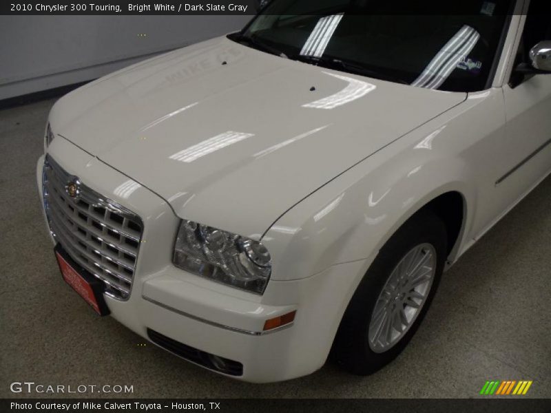 Bright White / Dark Slate Gray 2010 Chrysler 300 Touring