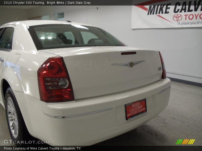 Bright White / Dark Slate Gray 2010 Chrysler 300 Touring
