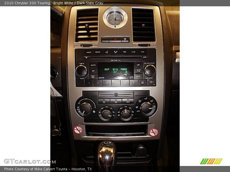 Bright White / Dark Slate Gray 2010 Chrysler 300 Touring