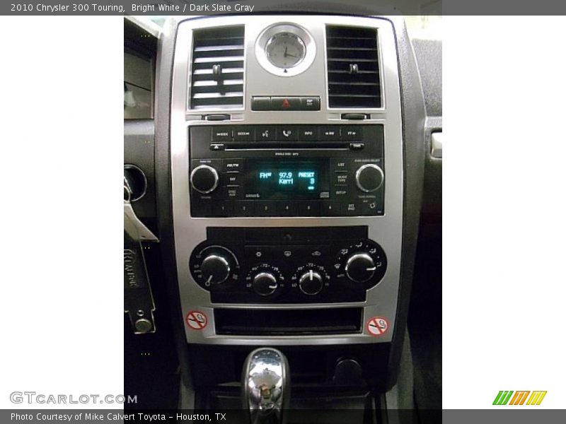 Bright White / Dark Slate Gray 2010 Chrysler 300 Touring