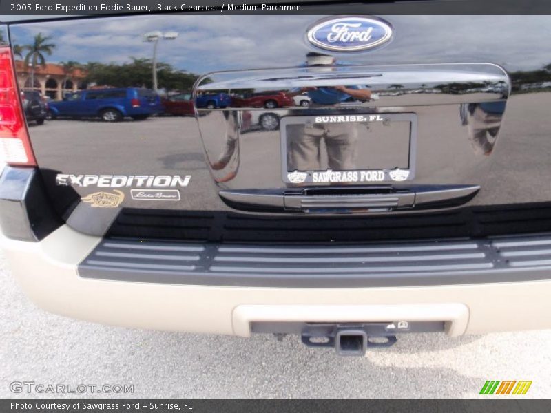 Black Clearcoat / Medium Parchment 2005 Ford Expedition Eddie Bauer