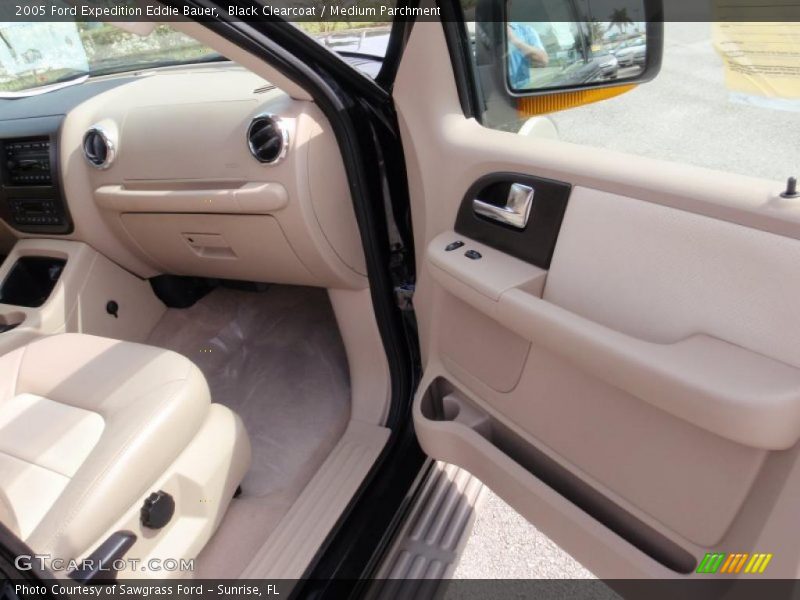 Black Clearcoat / Medium Parchment 2005 Ford Expedition Eddie Bauer