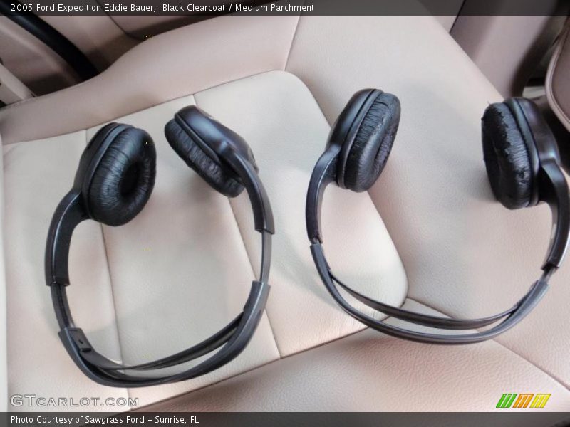Black Clearcoat / Medium Parchment 2005 Ford Expedition Eddie Bauer