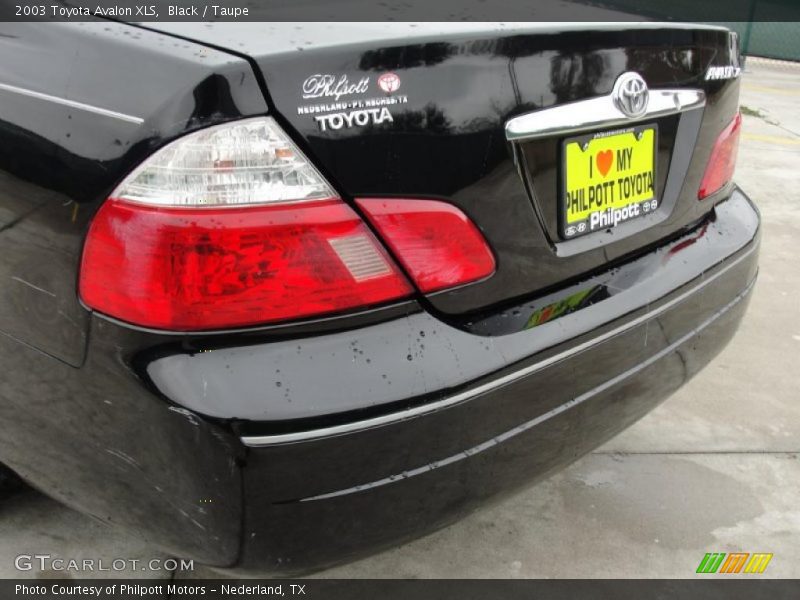 Black / Taupe 2003 Toyota Avalon XLS