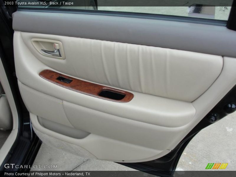 Black / Taupe 2003 Toyota Avalon XLS