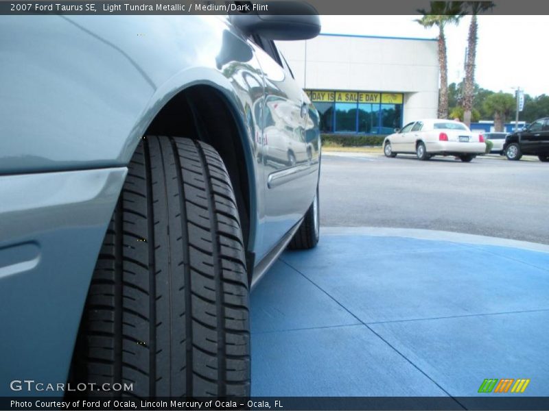 Light Tundra Metallic / Medium/Dark Flint 2007 Ford Taurus SE