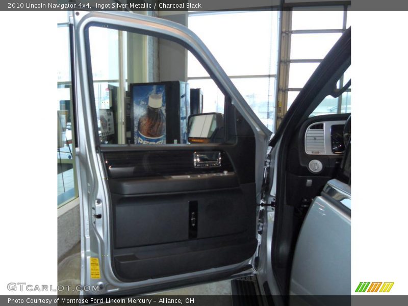 Ingot Silver Metallic / Charcoal Black 2010 Lincoln Navigator 4x4