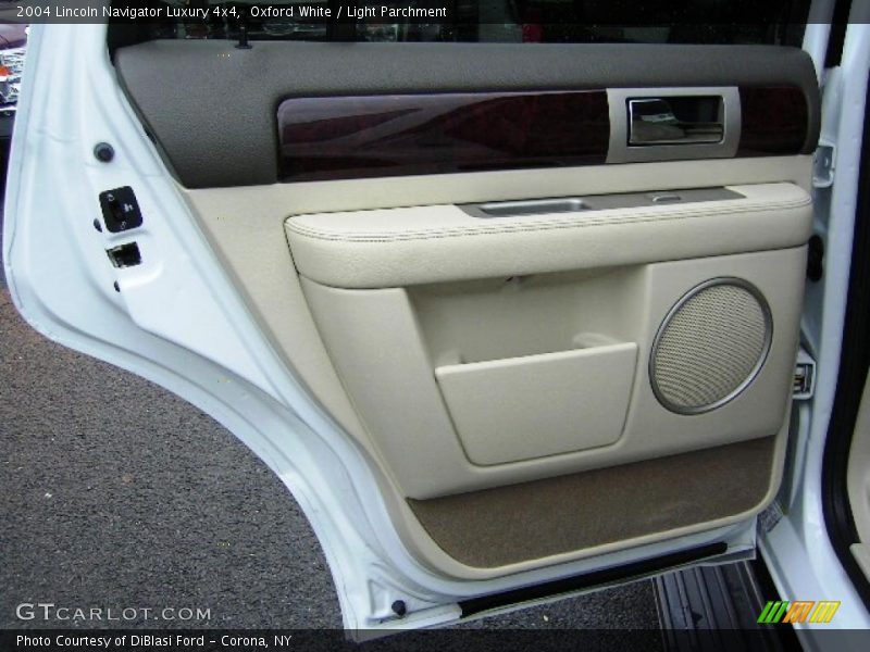 Oxford White / Light Parchment 2004 Lincoln Navigator Luxury 4x4