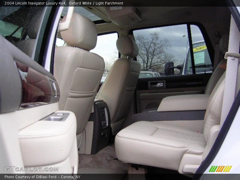 Oxford White / Light Parchment 2004 Lincoln Navigator Luxury 4x4