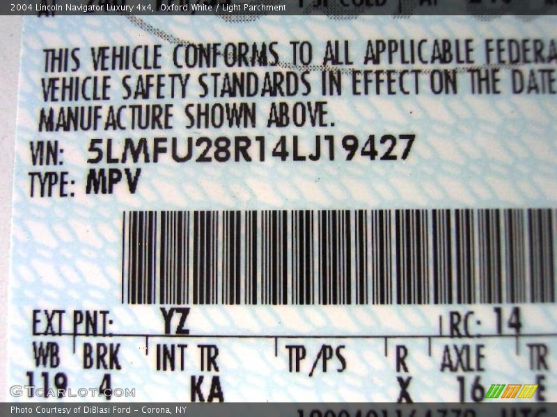 Oxford White / Light Parchment 2004 Lincoln Navigator Luxury 4x4