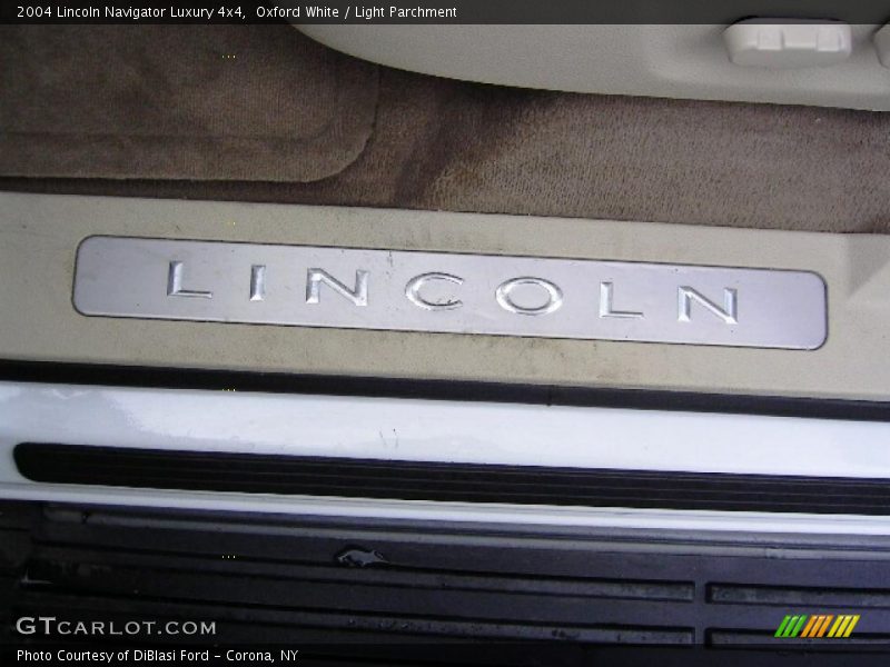 Oxford White / Light Parchment 2004 Lincoln Navigator Luxury 4x4
