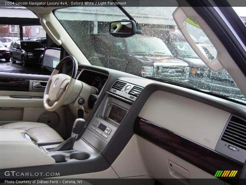 Oxford White / Light Parchment 2004 Lincoln Navigator Luxury 4x4