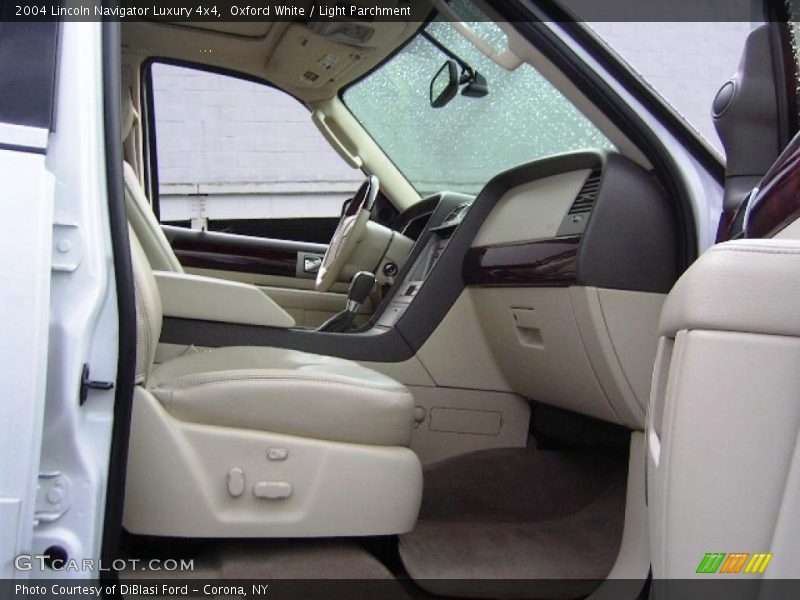 Oxford White / Light Parchment 2004 Lincoln Navigator Luxury 4x4