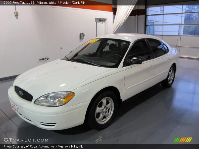 Vibrant White / Medium/Dark Flint 2007 Ford Taurus SE