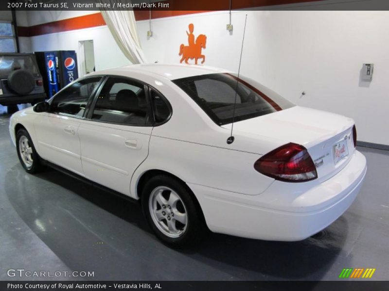 Vibrant White / Medium/Dark Flint 2007 Ford Taurus SE