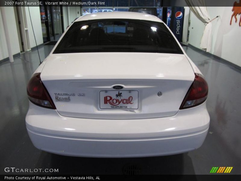 Vibrant White / Medium/Dark Flint 2007 Ford Taurus SE