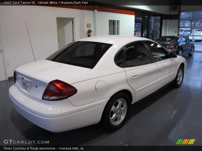 Vibrant White / Medium/Dark Flint 2007 Ford Taurus SE