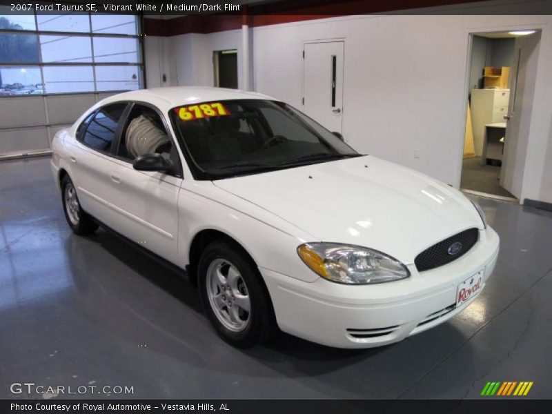 Vibrant White / Medium/Dark Flint 2007 Ford Taurus SE