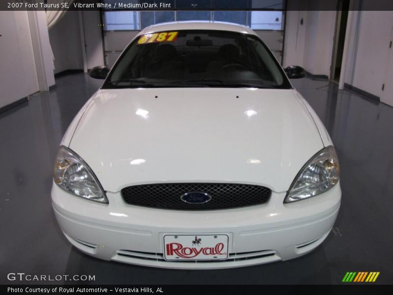 Vibrant White / Medium/Dark Flint 2007 Ford Taurus SE