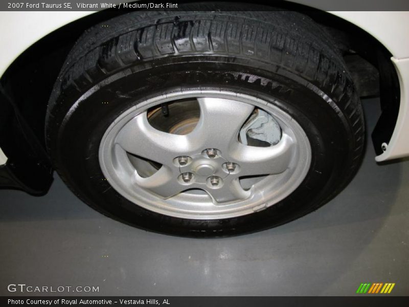 Vibrant White / Medium/Dark Flint 2007 Ford Taurus SE