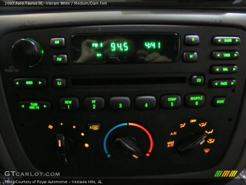 Vibrant White / Medium/Dark Flint 2007 Ford Taurus SE