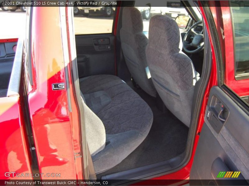 Victory Red / Graphite 2001 Chevrolet S10 LS Crew Cab 4x4