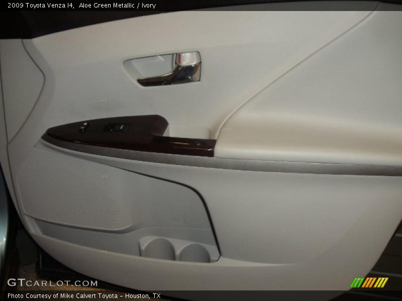 Aloe Green Metallic / Ivory 2009 Toyota Venza I4