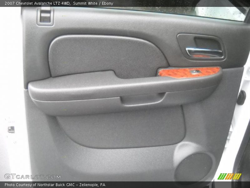 Summit White / Ebony 2007 Chevrolet Avalanche LTZ 4WD