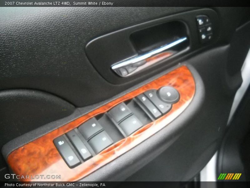 Summit White / Ebony 2007 Chevrolet Avalanche LTZ 4WD