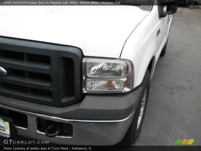 Oxford White / Medium Flint 2006 Ford F250 Super Duty XL Regular Cab Utility