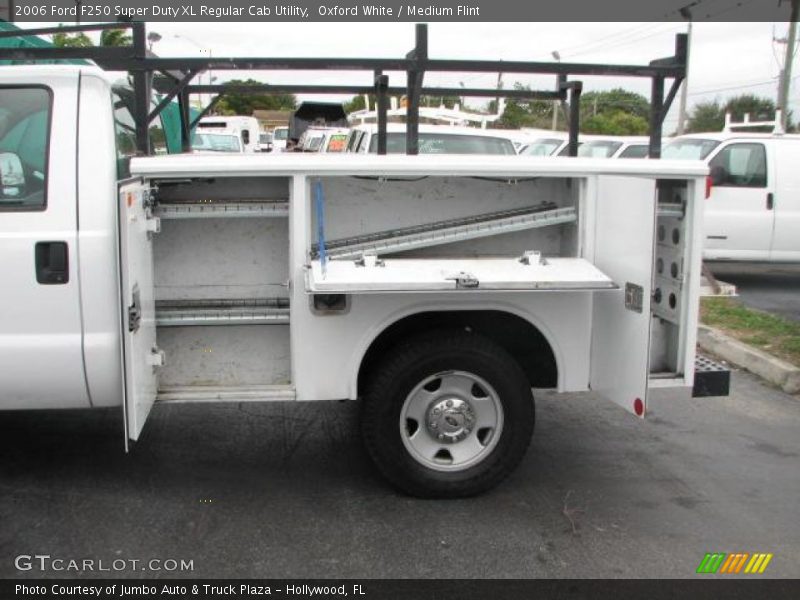 Oxford White / Medium Flint 2006 Ford F250 Super Duty XL Regular Cab Utility