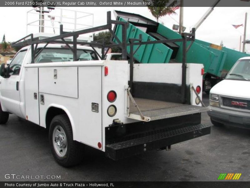 Oxford White / Medium Flint 2006 Ford F250 Super Duty XL Regular Cab Utility
