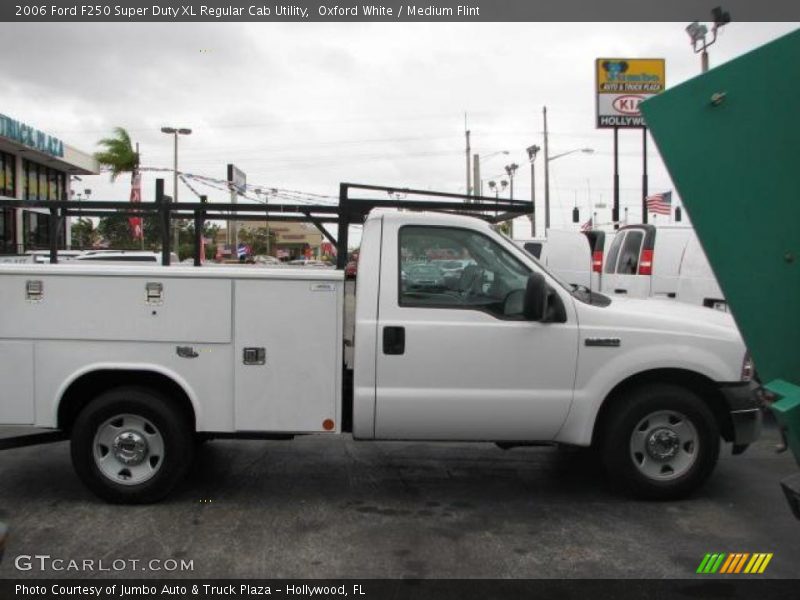 Oxford White / Medium Flint 2006 Ford F250 Super Duty XL Regular Cab Utility