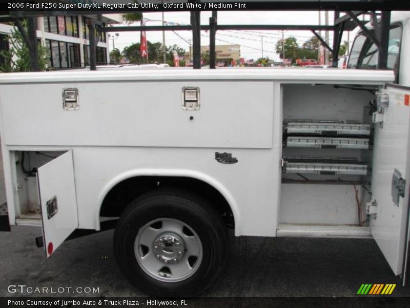 Oxford White / Medium Flint 2006 Ford F250 Super Duty XL Regular Cab Utility