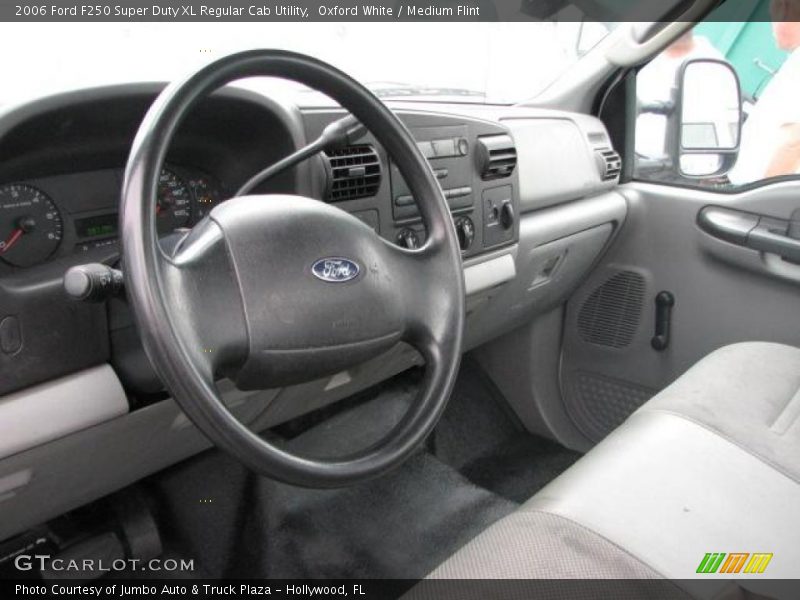 Oxford White / Medium Flint 2006 Ford F250 Super Duty XL Regular Cab Utility