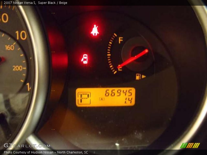 Super Black / Beige 2007 Nissan Versa S