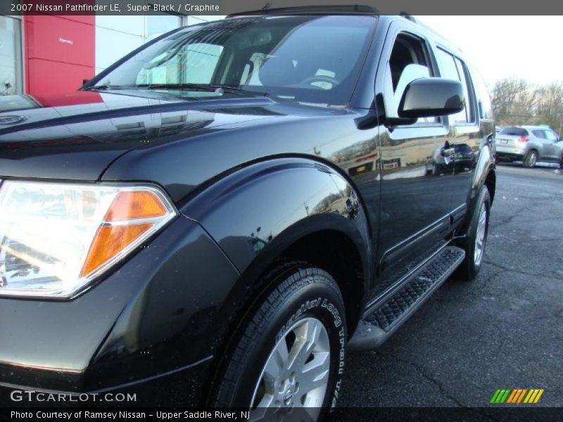 Super Black / Graphite 2007 Nissan Pathfinder LE