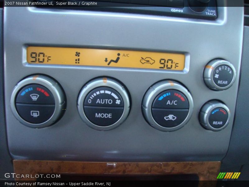 Super Black / Graphite 2007 Nissan Pathfinder LE