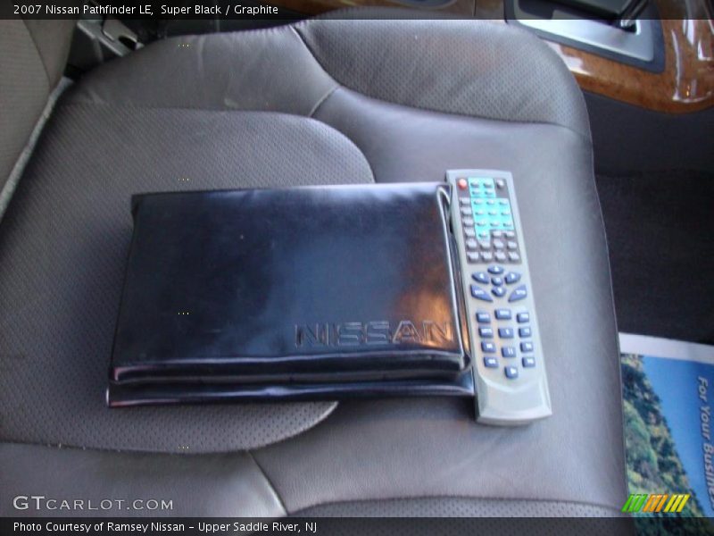 Super Black / Graphite 2007 Nissan Pathfinder LE