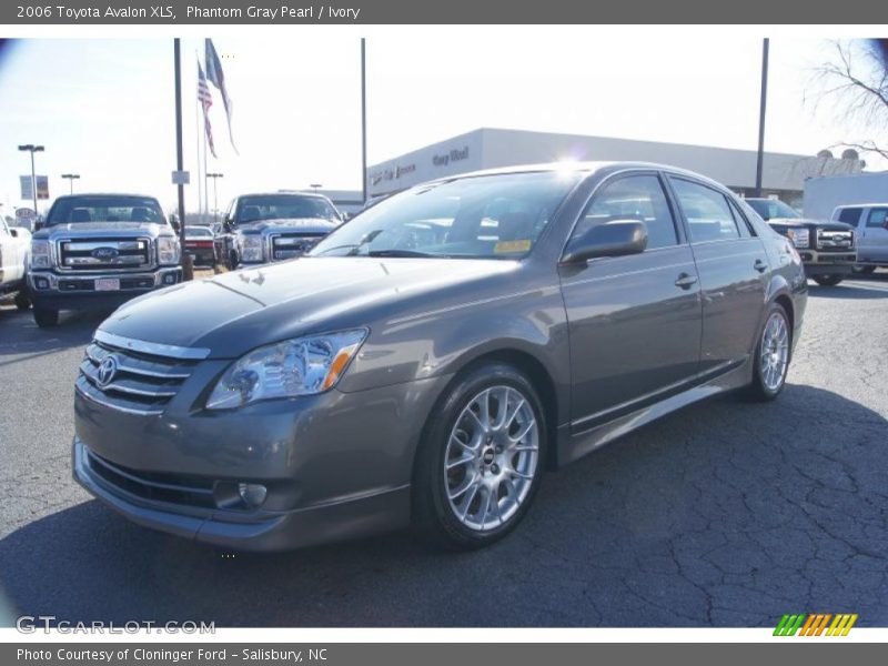 Front 3/4 View of 2006 Avalon XLS