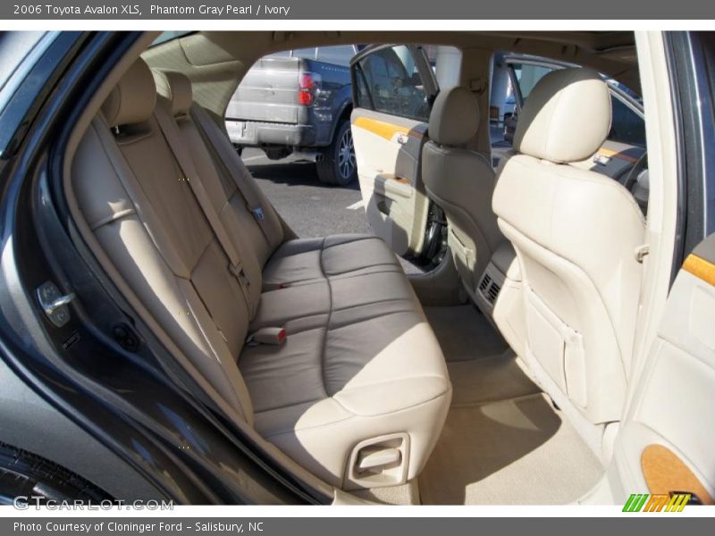 Phantom Gray Pearl / Ivory 2006 Toyota Avalon XLS