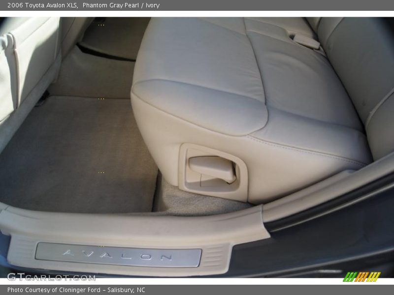 Phantom Gray Pearl / Ivory 2006 Toyota Avalon XLS