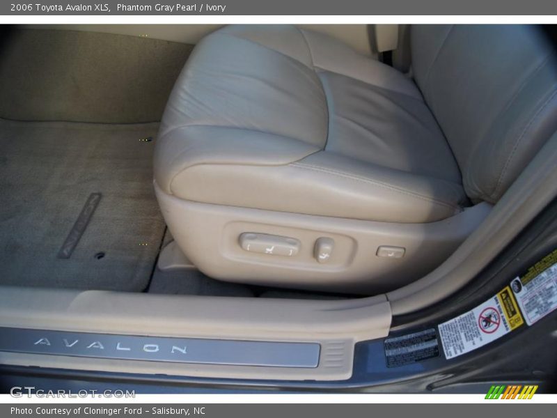 Phantom Gray Pearl / Ivory 2006 Toyota Avalon XLS