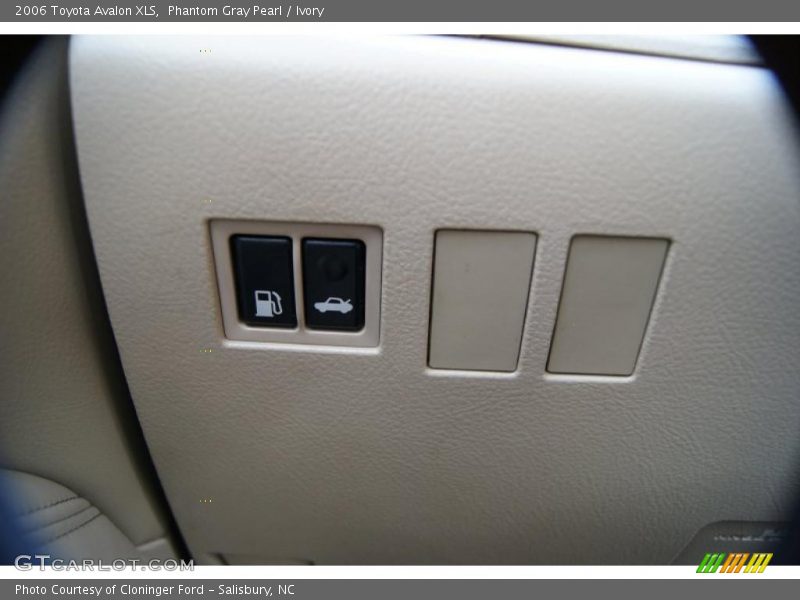 Phantom Gray Pearl / Ivory 2006 Toyota Avalon XLS