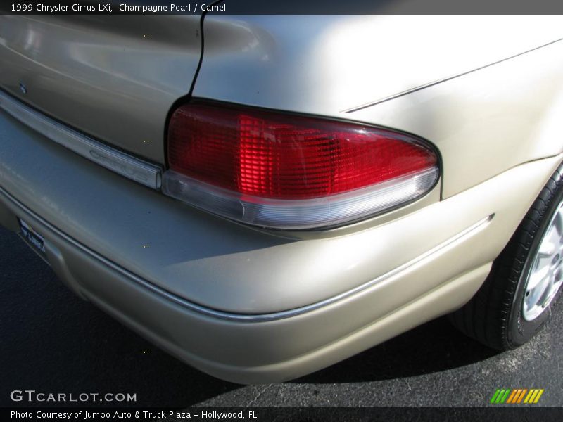 Champagne Pearl / Camel 1999 Chrysler Cirrus LXi