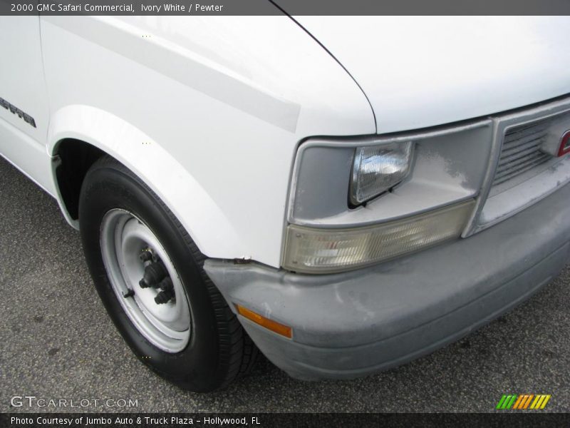Ivory White / Pewter 2000 GMC Safari Commercial