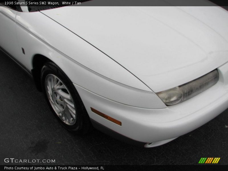 White / Tan 1998 Saturn S Series SW2 Wagon