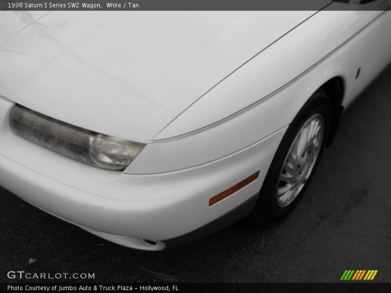 White / Tan 1998 Saturn S Series SW2 Wagon