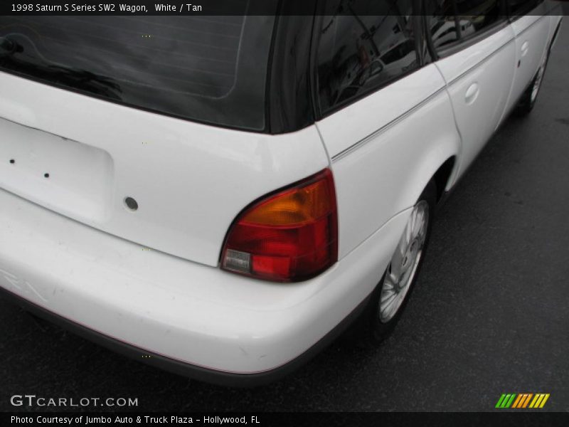 White / Tan 1998 Saturn S Series SW2 Wagon