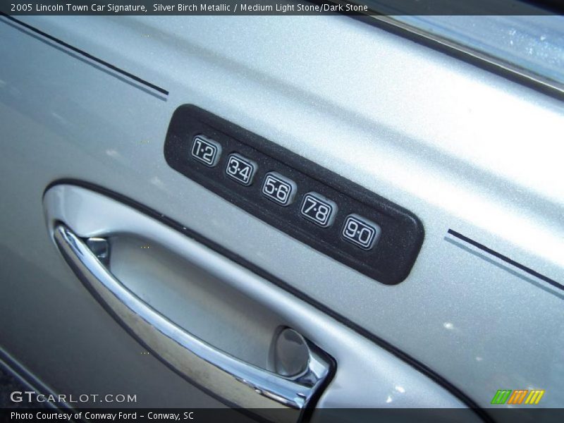 Silver Birch Metallic / Medium Light Stone/Dark Stone 2005 Lincoln Town Car Signature